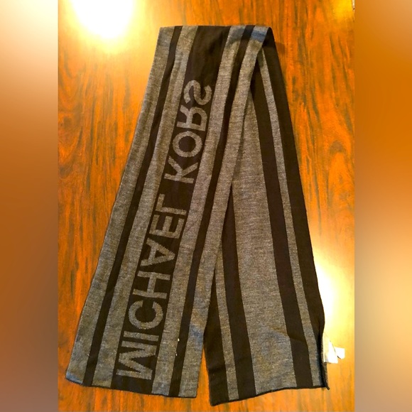 Micheal Kors - Scarf - Picture 2 of 3